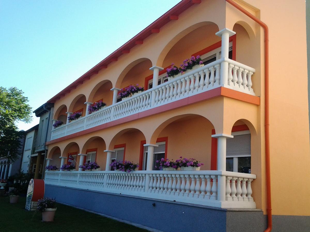 Arkadenhaus Steiner Acomodação com café da manhã Podersdorf am See Exterior foto